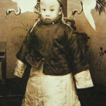 Mostra Manciù, l'Ultimo Imperatore, Treviso, Casa dei Carraresi, il piccolo Pu Yi a 2 anni (1907)