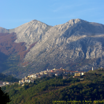 latronico e sullo sfondo il Monte Alpi, ripresi da Sud