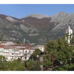 Latronico con sullo sfondo il Monte Alpi, foto Ennio Scaldaferri